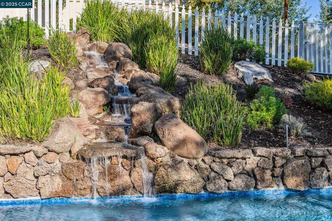 Foto del edificio - 521 El Pintado Rd