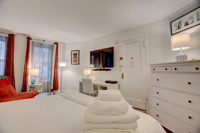 Estudio - 64 W 82nd St