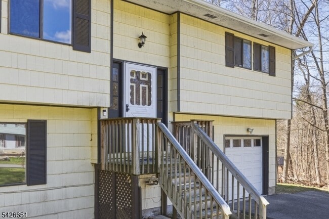 Building Photo - 15 Karen Rd