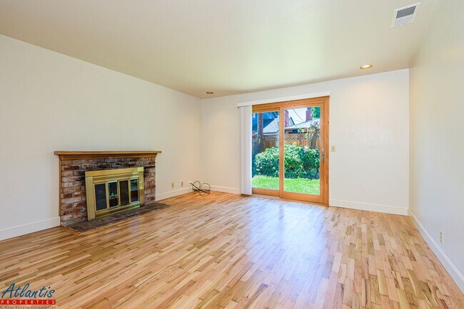 Foto del edificio - Lovely Cul-De-Sac Home | Private Yards