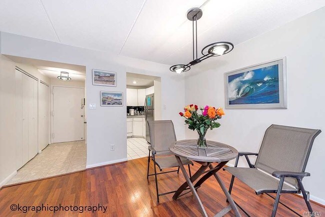 Foto del edificio - 220 W Broadway