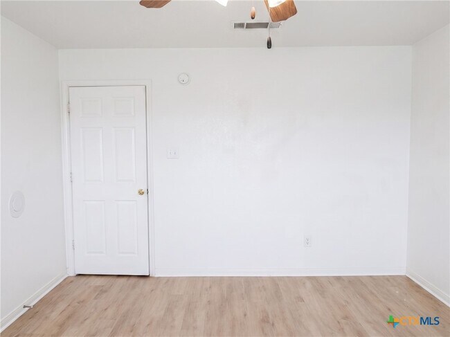 Foto del edificio - 305 Cedar Ridge Dr