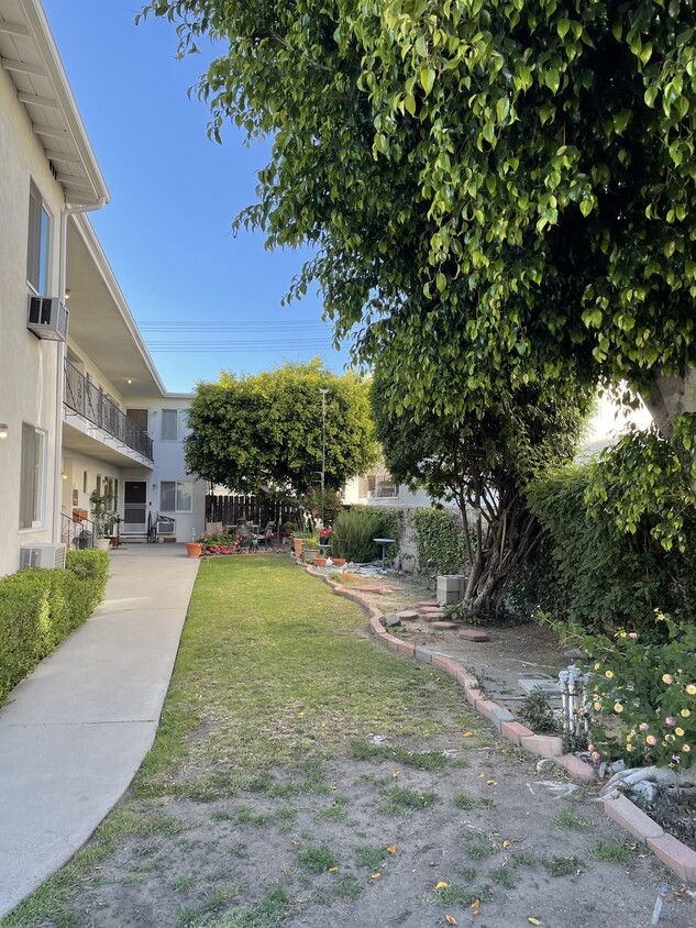 Building Photo - 425 E Magnolia Blvd