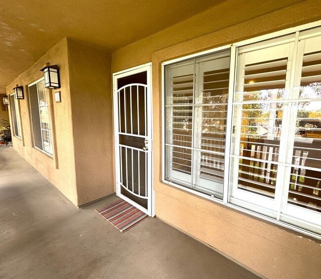 Building Photo - Stylish Upstairs Condo Next to Peter's Canyon