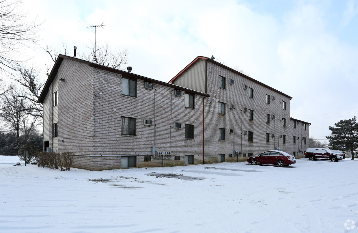 Parking Area - Kenmore Apartments and Townhomes