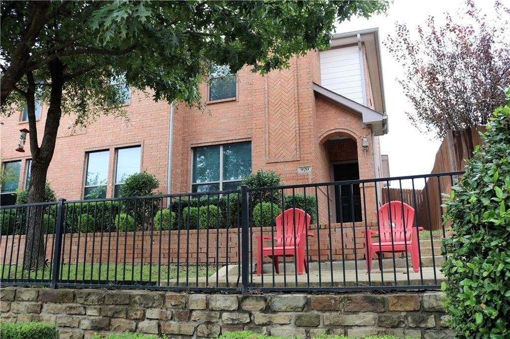 Primary Photo - 920 S Waterview Dr