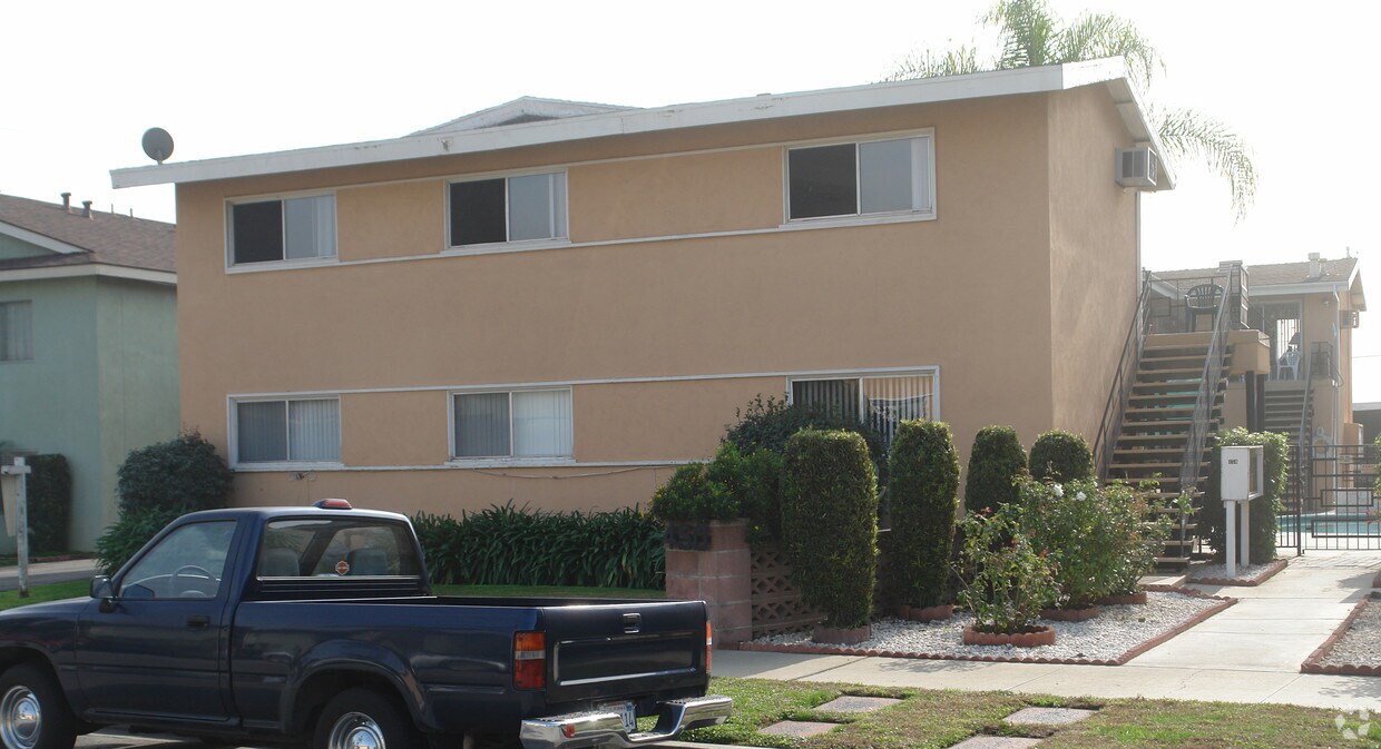 Building Photo - 440 E Algrove St