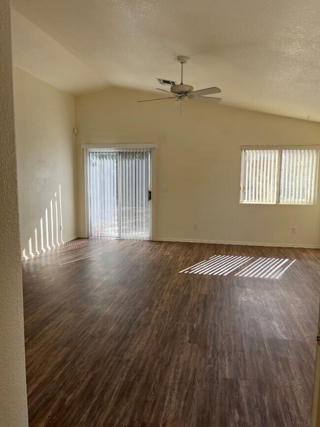 Foto del edificio - 2423 S Cybil Ave