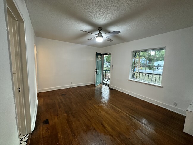 Foto del edificio - 735 E Henderson Dr