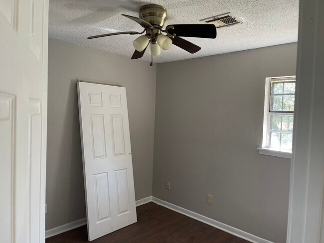 Foto del edificio - 1550 Midway St