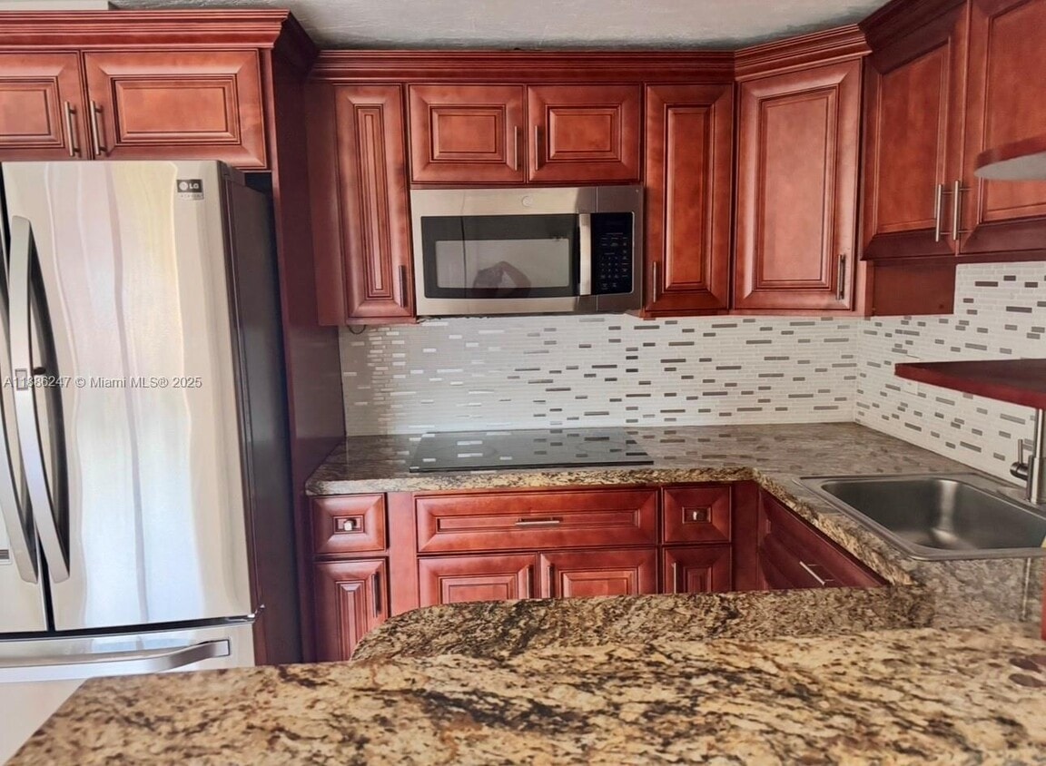 Foto principal - 606 W 81st St