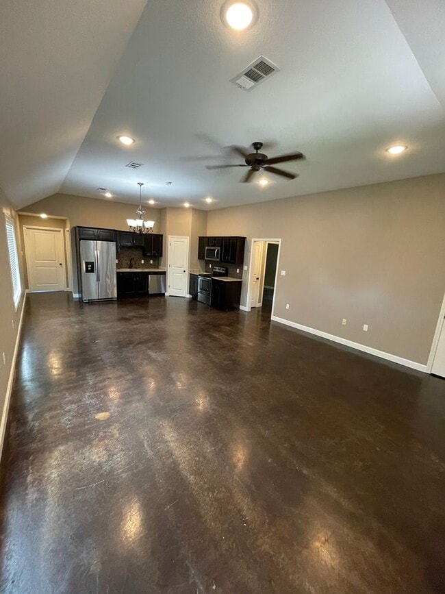 Building Photo - 333 Wolf Den Dr