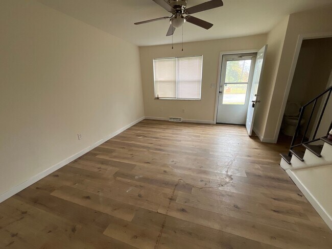 Foto del edificio - 2 Bed 1.5 bath with ac and off-street parking