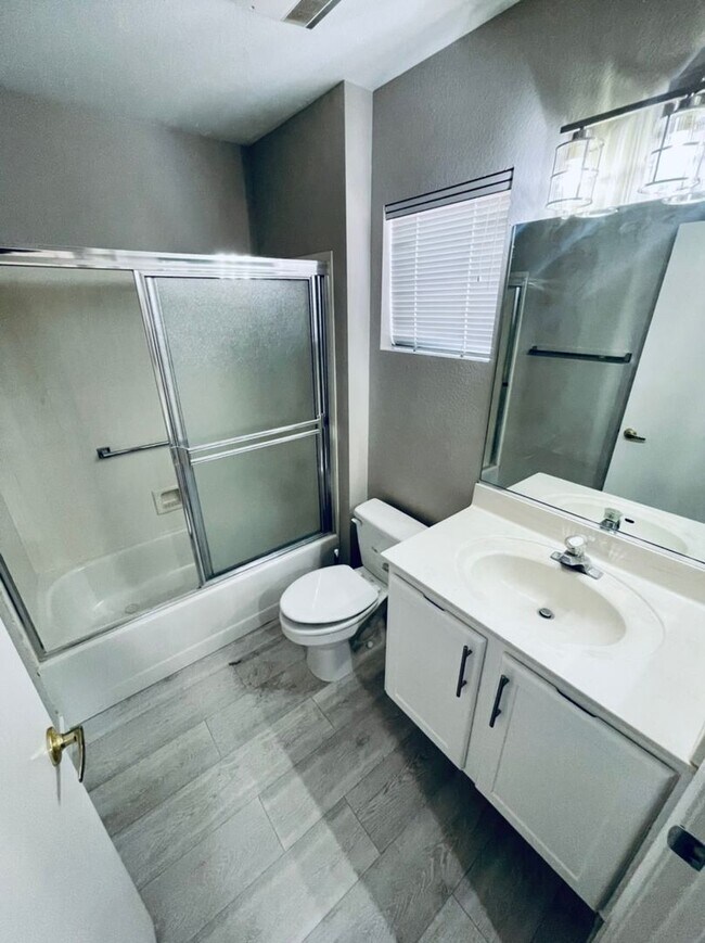 Building Photo - Very Cute 2-Bedroom/2-Bathroom + Den, Single Story Home in Sun City Summerlin! 55+