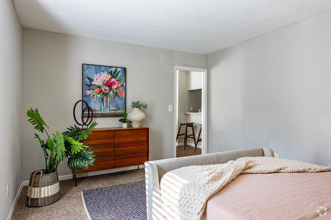 2BR, 2BA - 1096SF - Midwood Gardens