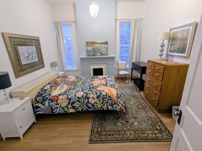 El dormitorio 2 mide aproximadamente 14'x12', por lo que hay mucho espacio, pero también muchos cajones para guardar cosas. - 1816 W Grace St