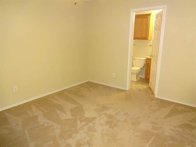 Foto del edificio - 2844 Deerfern Ln