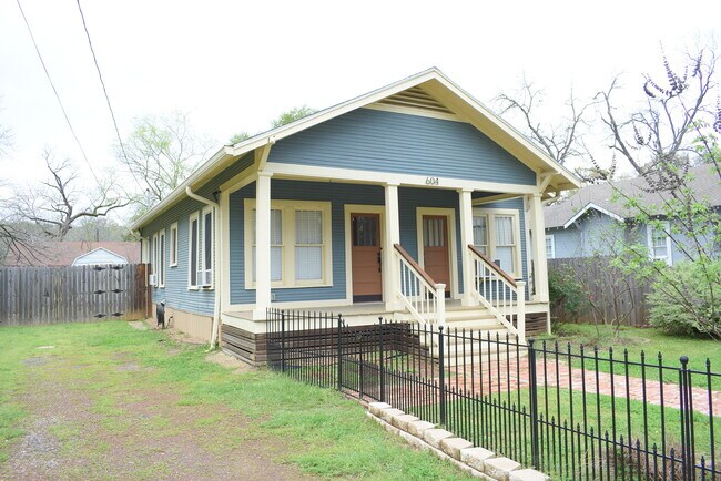 Building Photo - 604 S Fredonia St