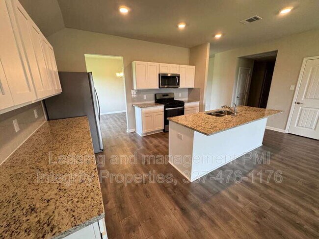 Building Photo - 3202 Hvn Lk Dr