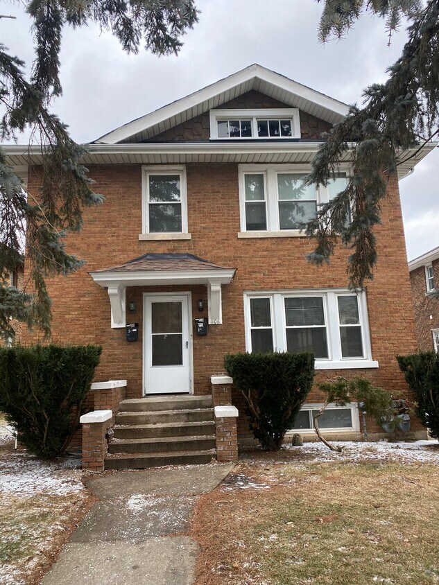 1106 W Grove Ave Unit 1, Waukegan, IL 60085 Room for Rent in Waukegan