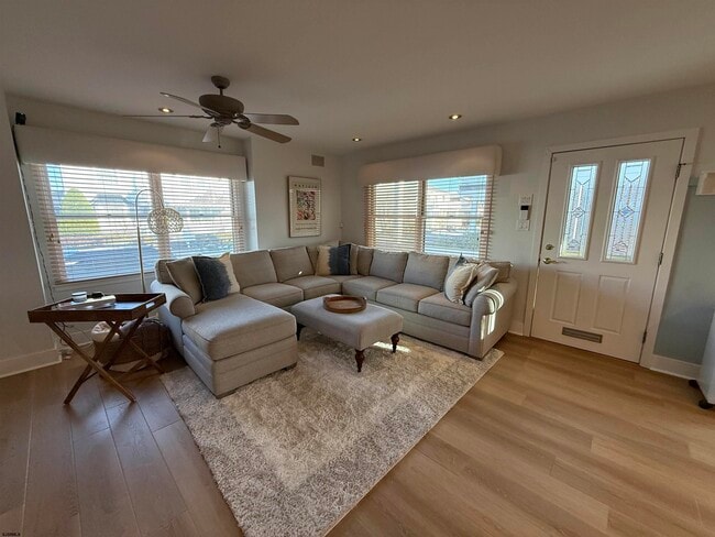 Building Photo - 4 S Iroquois Ave