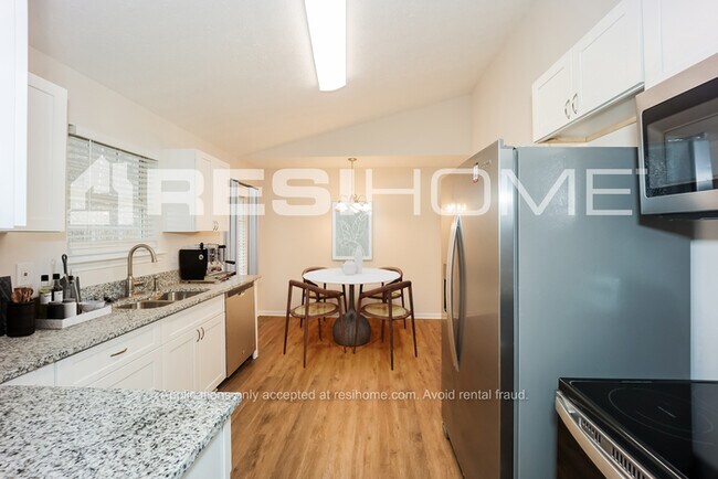Foto del edificio - 510 Shaggy Hickory Trl