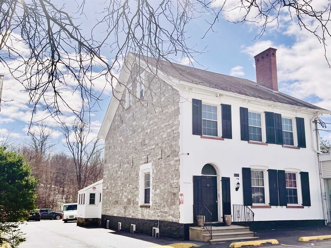 Primary Photo - 1612 Main St