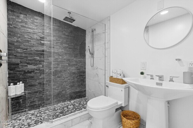 Building Photo - 301 Azure Ln