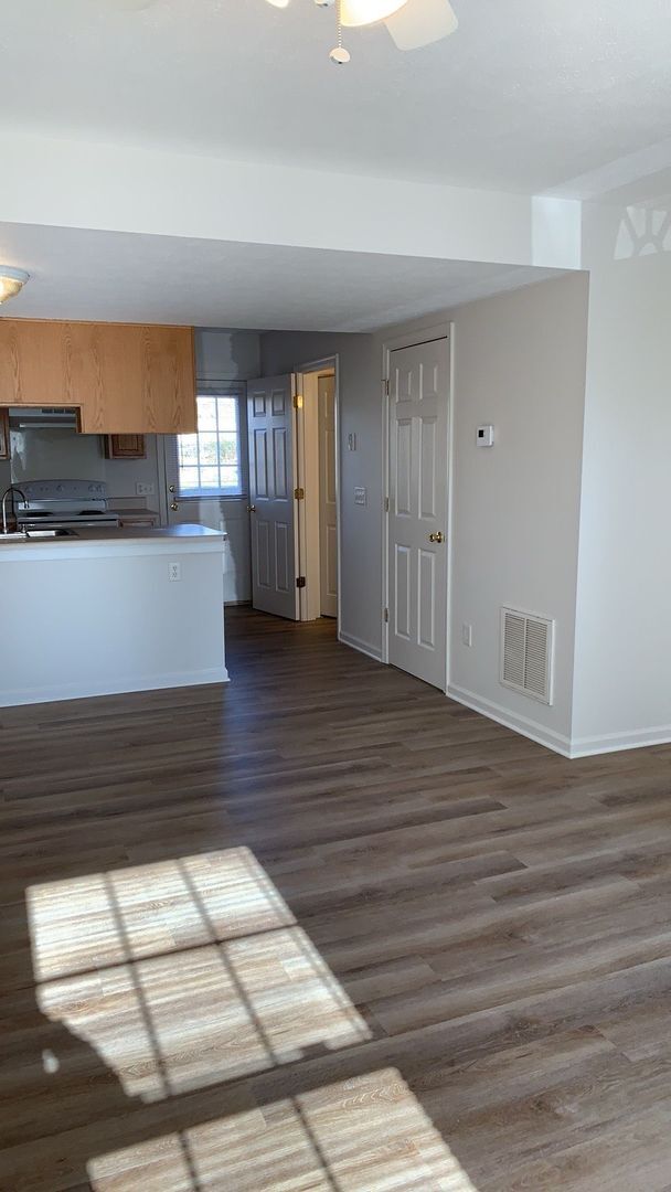 Building Photo - 3 bedroom townhome in broadway for rent! -...