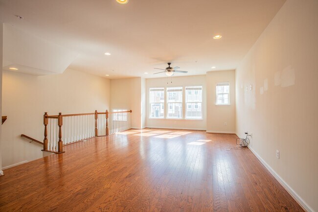 Building Photo - Beautiful 3 BR/2 Full BA & 2 Half BA Townh...