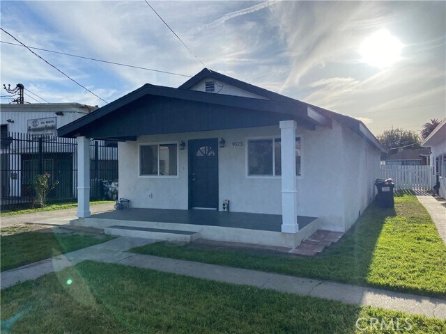 Foto principal - 9523 Laurel St
