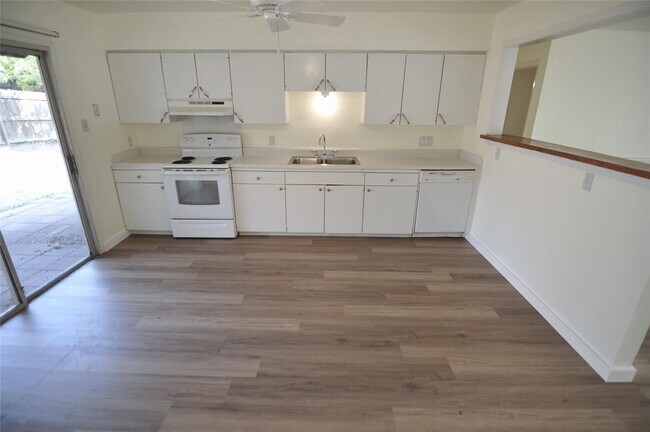 Building Photo - 2401 Aldford Dr
