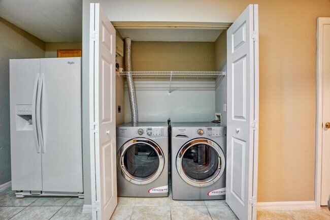 Foto del edificio - Beautiful Condo in Brighton Park! Move in ...