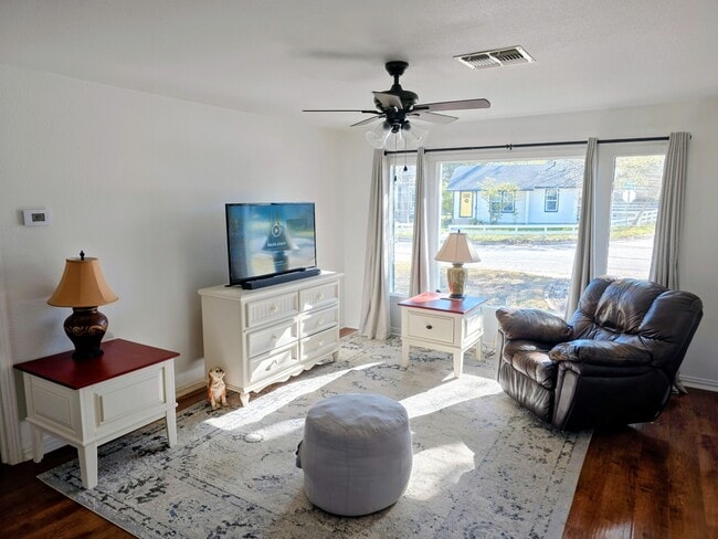 Building Photo - 104 Riverside Dr