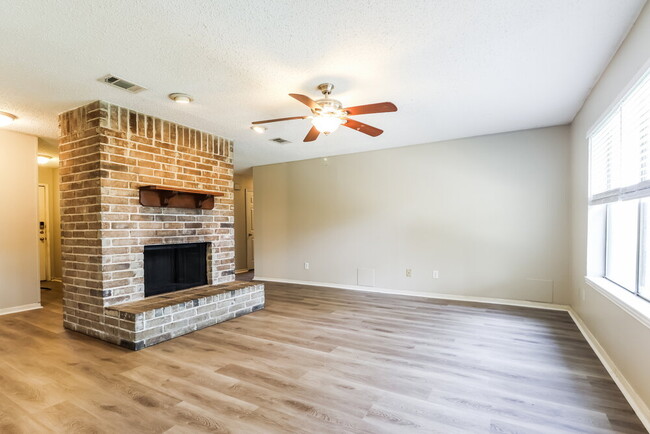Building Photo - 2118 Rycroft Dr