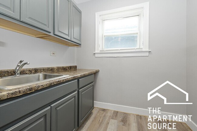 Foto del edificio - 953 W 87th St
