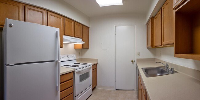 Building Photo - Luxurious Top-Floor Corner Condo~ Move In ...