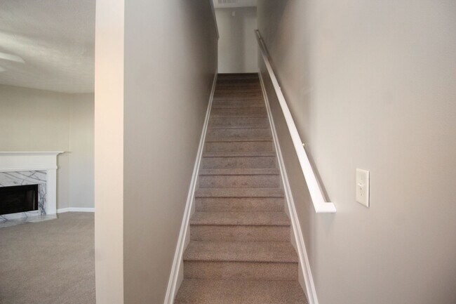 Building Photo - CONVENIENT TO DOWNTOWN SUGAR HILL!