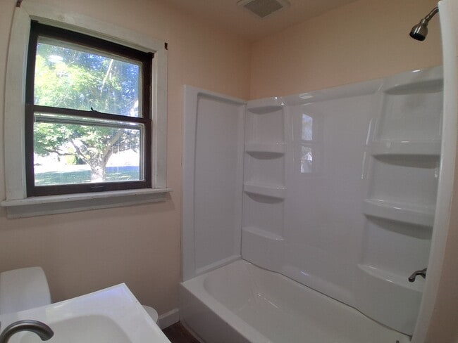 Foto del edificio - 108 N Webster St