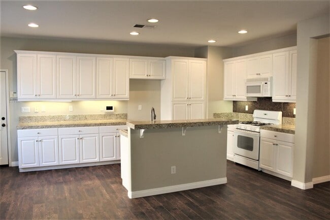 Building Photo - 4 Bedroom 2 Bath Home