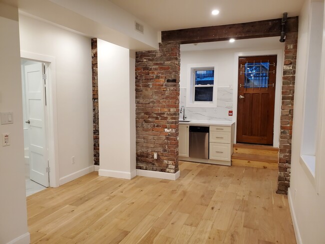 Building Photo - Beautiful, sunny, very bright loft apt in ...