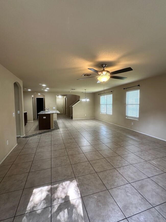 Building Photo - Beautiful 4 bedroom, 2- & 1/2-bathroom, 2 ...