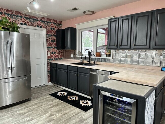 Building Photo - 2617 Emery Dr