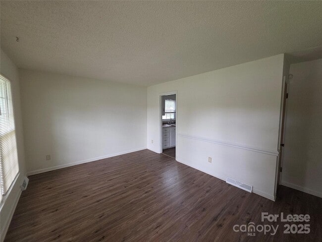 Foto del edificio - 6501 Barrington Dr