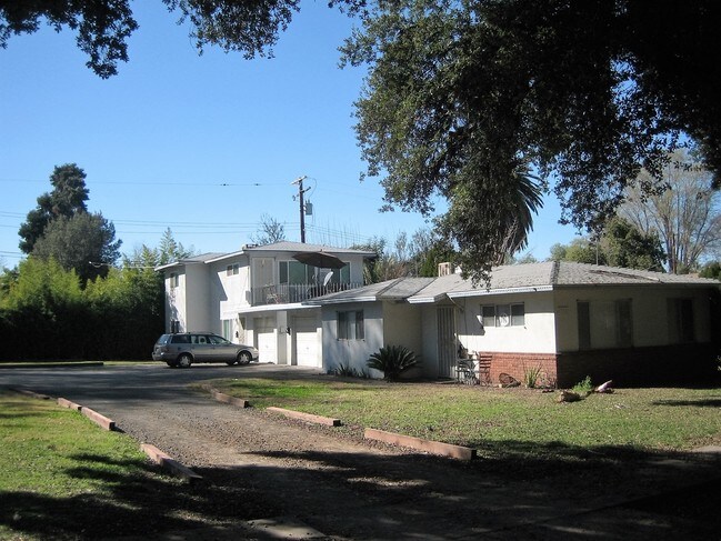 Building Photo - 328-338 La Paloma St