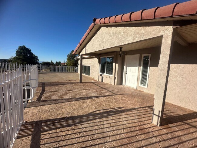 Foto del edificio - Quiet neighborhood, 3 bedroom, 2 bath home, huge front patio/deck, RV parking!