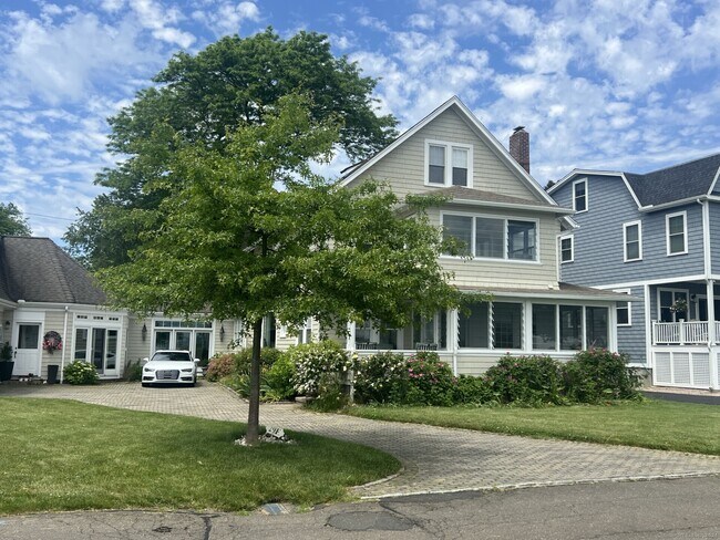 Foto del edificio - 29 E Haycock Point Rd