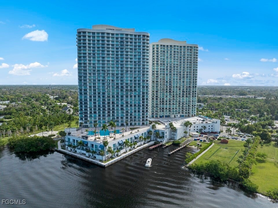 Foto principal - 3000 Oasis Grand Blvd