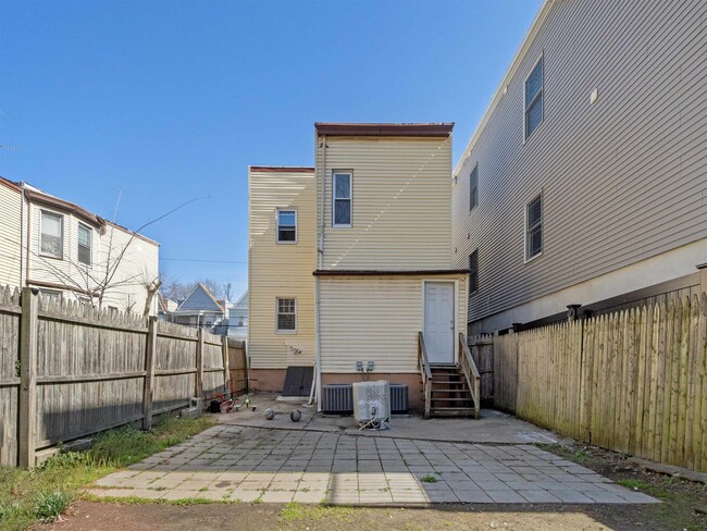 Building Photo - 27 Armstrong Ave