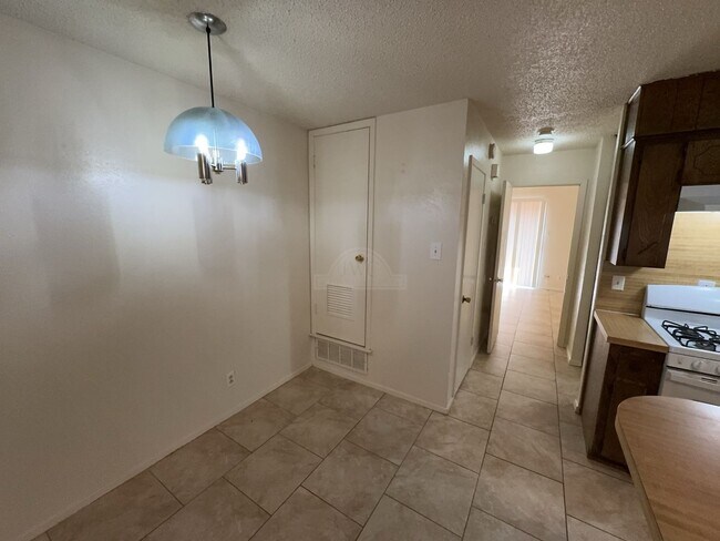 Foto del edificio - 2210 Silverway Dr